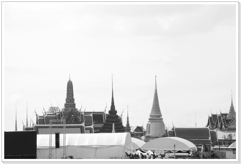 ﻿กรมบังคับคดีนำอาหารมอบให้กับประชาชนที่มาร่วมลงนามถวายความอาลัย